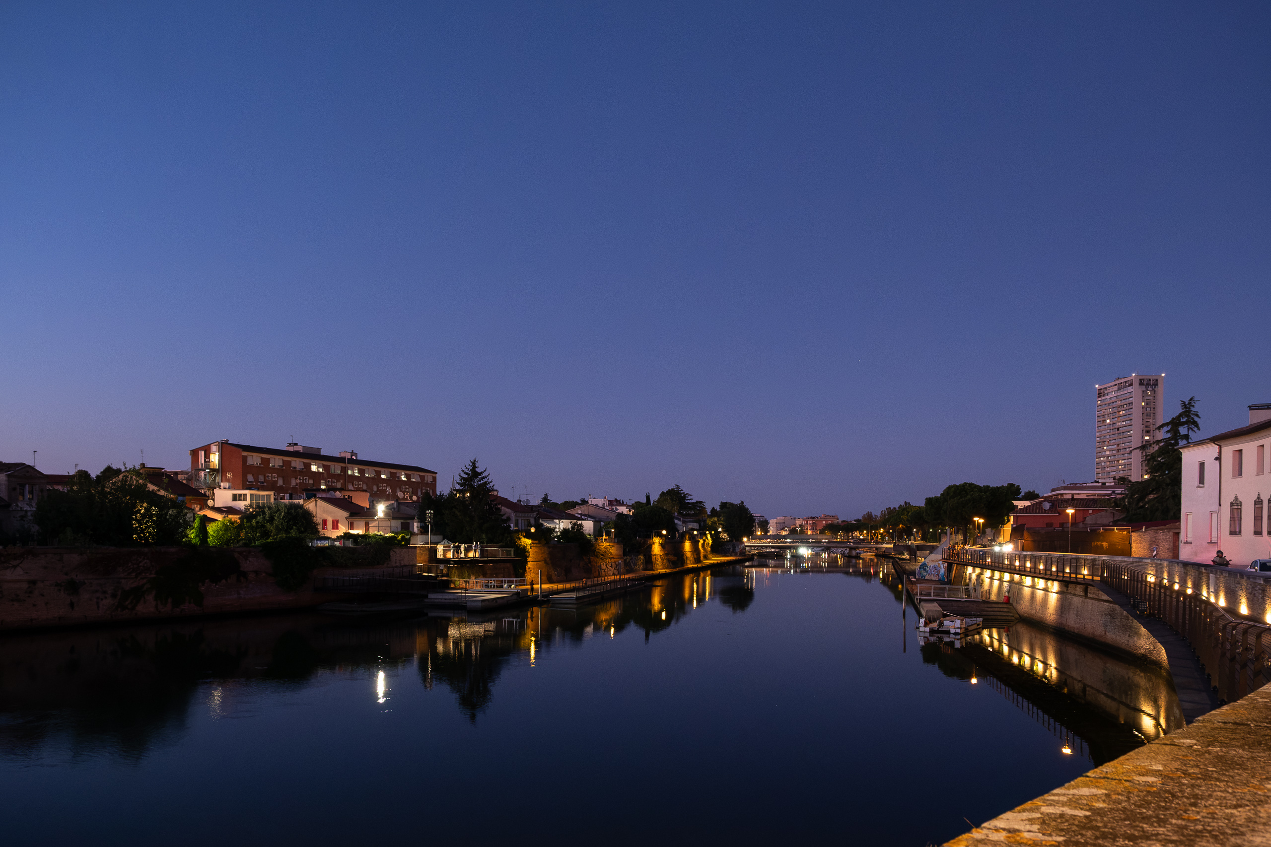 Kanal in Rimini zur blauen Stunde – Lichter spiegeln im Wasser